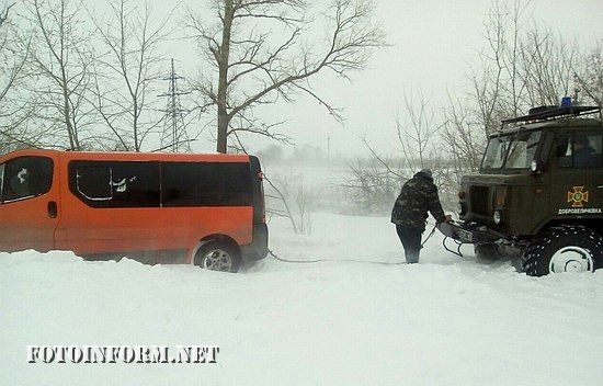 7 січня підпорядковані підрозділи Управління ДСНС у Кіровоградській області надають допомогу автотранспорту на ускладнених, внаслідок несприятливих погодних умов, ділянках доріг.