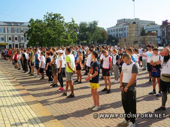 У Кропивницькому більше 300 бігунів долучились до акції «Шаную воїнів, біжу за героїв України»