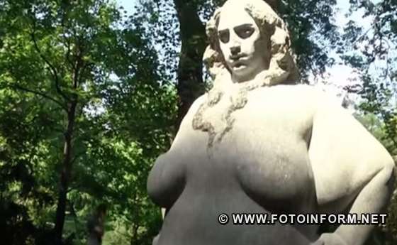 Сперечання через скульптуру оголеної жінки