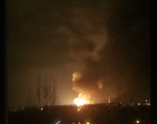 Вже майже дві години рятувальник намагаються ліквідувати пожежу від вибухів АЗС на ковалівці, що у Кропивницькому, повідомляє FOTOINFORM.NET