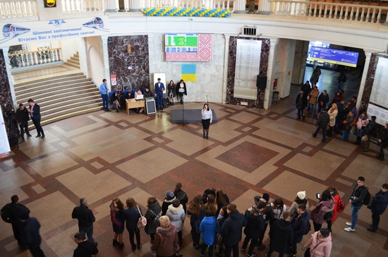 4 листопада з нагоди святкування Дня залізничника в приміщенні Одеського залізничного вокзалу відбувся святковий концерт, по завершенню якого на працівників залізниці, відвідувачів вокзалу і пасажирів очікував музичний подарунок від нацгвардійців.