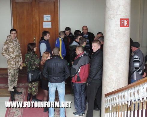 Сьогодні, 21 квітня у Кіровограді за ініціативою представників 17, 34, 42 батальйонів територіальної оборони Кіровограда відбулася акція біля приміщення Кіровоградського міськвиконкому. 