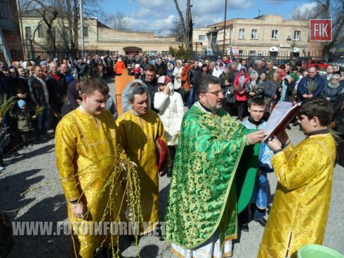 праздничную литургию в Украинской автокефальной православной церкви Святого Владимира