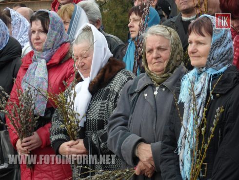 праздничную литургию в Украинской автокефальной православной церкви Святого Владимира
