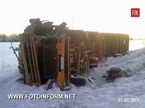 о 04:00 на 607 км автодороги Стрий – Тернопіль – Кіровоград у Новоархангельському районі сталася дорожньо-транспортна пригода, в результаті якої дві особи загинули.