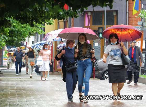 фото ігоря філіпенка, У Кропивницькому на вулицях міста замайоріли літні парасольки (ФОТО)