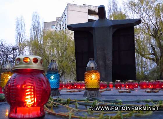 У Кропивницькому до роковин Чорнобильської трагедії запалили свічки (фоторепортаж)