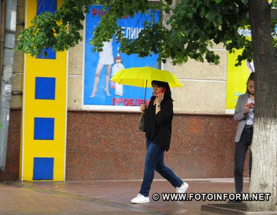 фото ігоря філіпенка, У Кропивницькому на вулицях міста замайоріли літні парасольки (ФОТО)