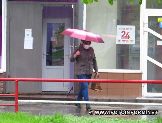 фото игоря филипенко, Злива у Кропивницькому: містяни повдягали гумові чоботи та взяли парасольки (фоторепортаж)