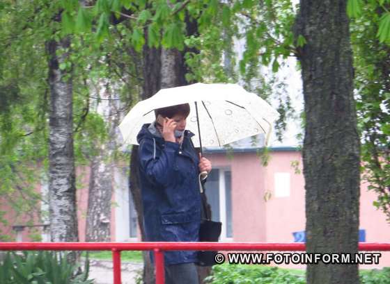 фото игоря филипенко, Злива у Кропивницькому: містяни повдягали гумові чоботи та взяли парасольки (фоторепортаж)