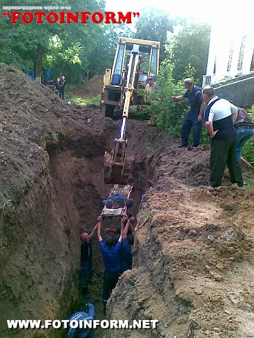 У Олександрівці рятувальники звільнили чоловіка із земляної пастки (ФОТО)