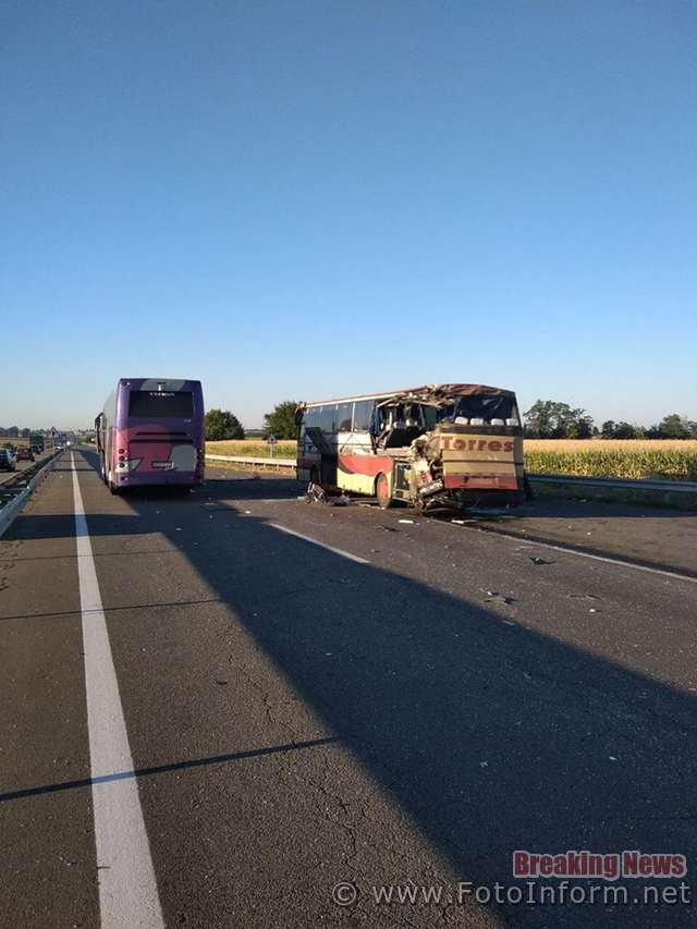 Сьогодні вночі в Благовіщенському районі на Кіровоградщині сталася аварія - зіштовхнулися два пасажирські автобуси. Подія сталася на автомобільній дорозі державного значення М - 05 Київ - Одеса.