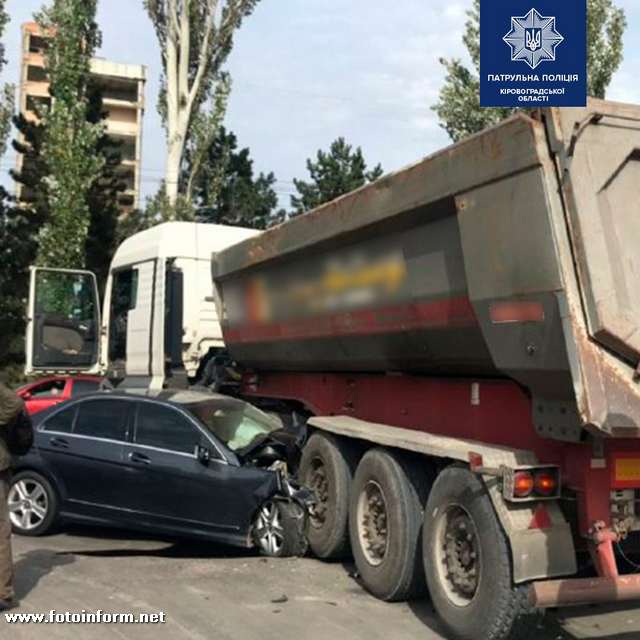 У Кропивницькому іномарка врізалася у вантажівку (Фоторепортаж)