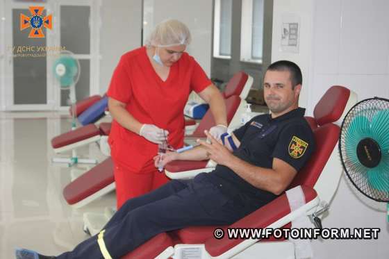 У Кропивницькому рятувальники долучився до здачі донорської крові