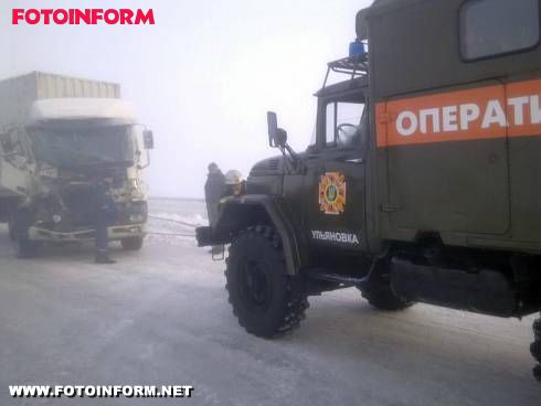14 грудня приблизно о 07:00 на 240 км траси «Київ-Одеса» через ожеледицю сталося зіткнення 3 вантажних автомобілів.