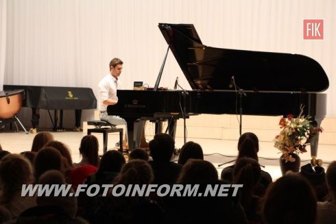 В Кировограде впервые побывал пианист-виртуоз, композитор, финалист шоу «Україна має талант», музыкант шоу «Х Фактор» Евгений Хмара.