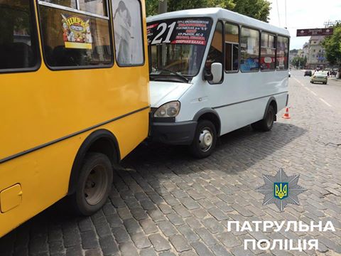 У Кіровограді зіткнулися дві маршрутки (ФОТО)