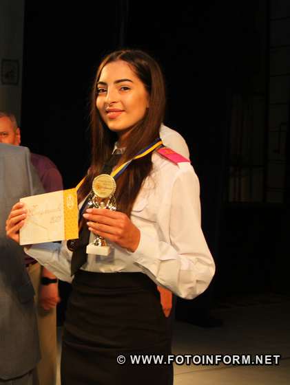 фото ігоря філіпенка, У Кропивницькому кращі випускники шкіл отримали золоті та срібні медалі (фоторепортаж)