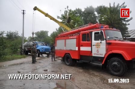 15 вересня у Кіровограді рятувальники вилучали автомобіль з проїжджої частини дороги, яку розмило внаслідок сильної зливи.