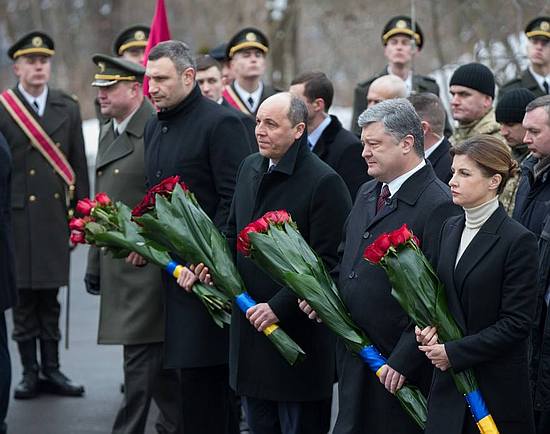 Президент Петро Порошенко разом з дружиною Мариною Порошенко вшанували пам’ять оборонців української державності, які загинули у бою поблизу селища Крути.