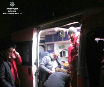 Сьогодні, 3 лютого, близько 2-ї години ночі, патрульні побачили на вулиці Полтавській чоловіка, який йшов босоніж з молотком в руках.