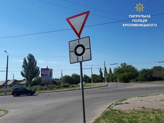 Під пильним наглядом патрульних, перші дорожні знаки з’явилися сьогодні на вулиці Короленка, біля аеропорту.