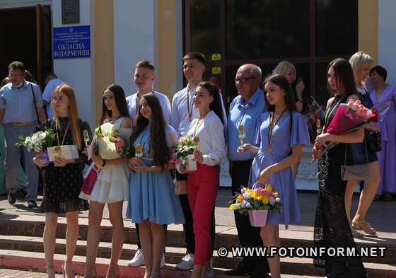 фото ігоря філіпенка, У Кропивницькому кращі випускники шкіл отримали золоті та срібні медалі (фоторепортаж)