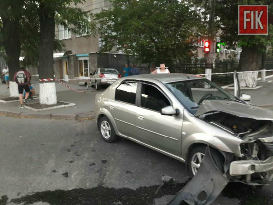 Вчора у Кропивницькому на перехресті - Євгена Чикаленка і Ельворті авто Logan здійснив зіткнення з Geely, той в свою чергу здійснив екстренне гальмування, та від удару автомобіль Geely відкинуло в кут будідівлі.