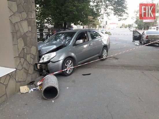 Вчора у Кропивницькому на перехресті - Євгена Чикаленка і Ельворті авто Logan здійснив зіткнення з Geely, той в свою чергу здійснив екстренне гальмування, та від удару автомобіль Geely відкинуло в кут будідівлі.