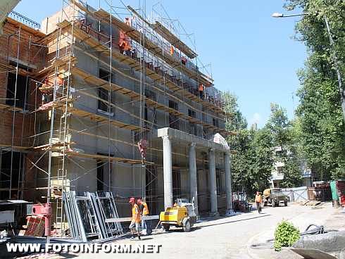 На будівельні роботи по реконструкції театру Кропивницького також залучаються засуджені (ФОТО)