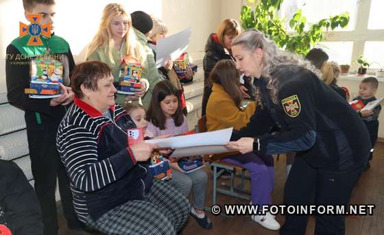 У Кропивницькому рятувальники привітали дітей із Днем Святого Миколая
