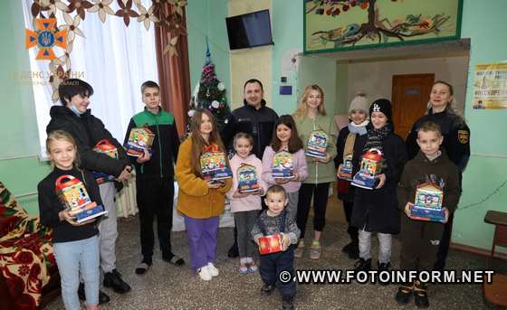 У Кропивницькому рятувальники привітали дітей із Днем Святого Миколая