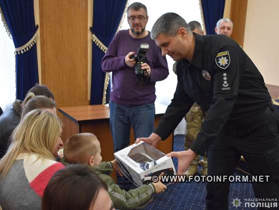 У Кропивницькому рідним загиблих поліцейських бригади «Лють» вручили нагороди (ФОТО)