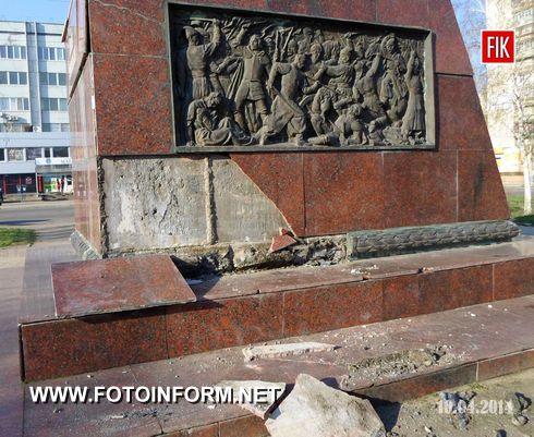 В Кировограде неизвестные изувечили памятник Богдану Хмельницкому