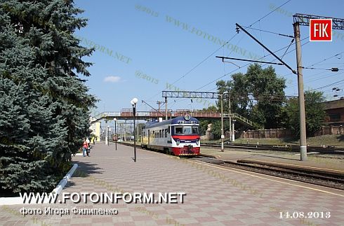 Кировоград: на железнодорожный вокзал прибыл необычный локомотив (ФОТО)