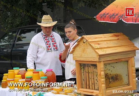 Сегодня площадь Богдана Хмельницкого превратилась в медовую пасеку, сообщает FOTOINFORM.