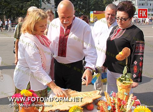 Сегодня площадь Богдана Хмельницкого превратилась в медовую пасеку, сообщает FOTOINFORM.