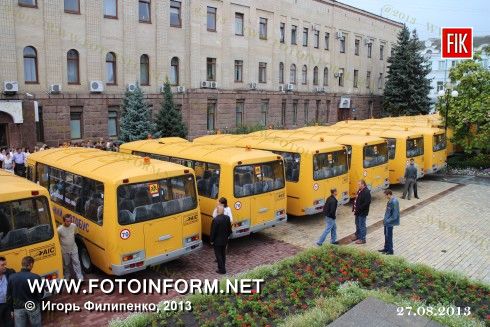 Сегодня на площади им. Кирова выстроился целый парк новеньких автобусов, сообщает FOTOINFORM.