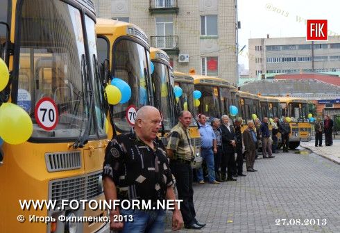 Сегодня на площади им. Кирова выстроился целый парк новеньких автобусов, сообщает FOTOINFORM.