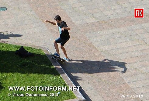 Кировоград: скейтбордисты продолжают «проверять на прочность» городскую площадь (ВИДЕО)