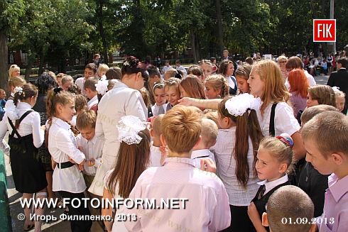 Кировоград: школьный вальс в Ковалевском парке (фоторепортаж)