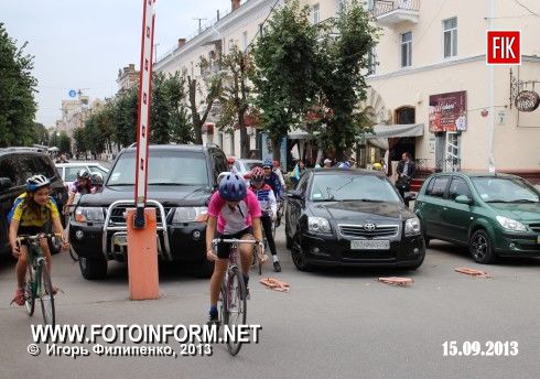 Кировоград: дорогу бегунам и велогонщикам перегородили дорогие иномарки (ФОТО)