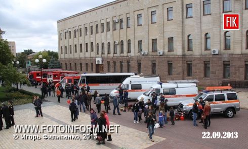 Кіровоград: урочистості рятувальників на центральній площі міста (фоторепортаж)