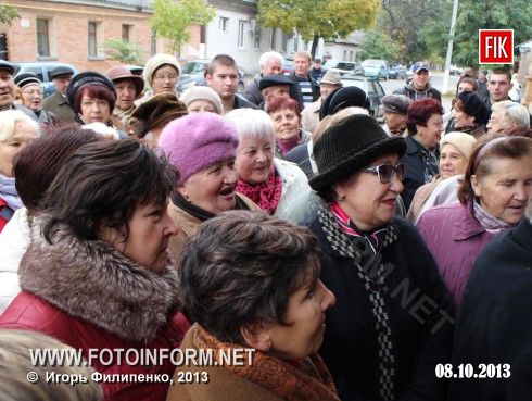 Пожилые люди пришли в поддержку Дендропарка, сообщает FOTOINFORM.
