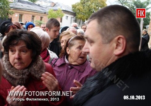 Пожилые люди пришли в поддержку Дендропарка, сообщает FOTOINFORM.