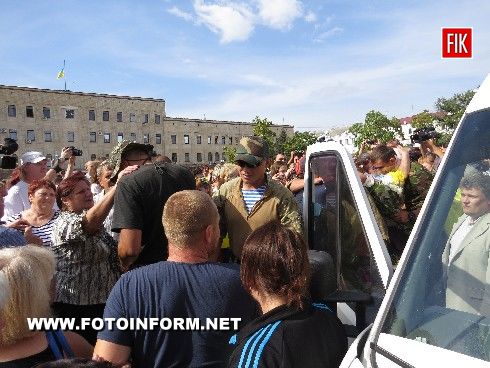 Сегодня в Кировоград вернулись несколько военных 3 отдельного полка спецназначения, вышедших из окружения под Иловайском. 