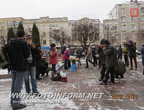 Сегодня, 28 ноября, возле Кировоградского городского совета состоялась бесплатный обед для бездомных кировоградцев.