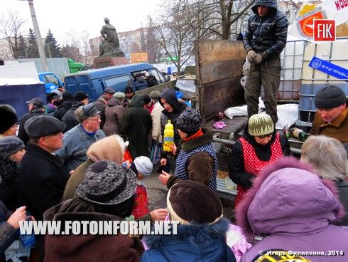 В центре Кировограда на площади Б.Хмельницкого сегодня организован ярмарок.