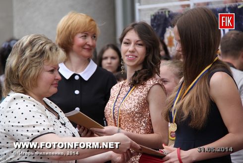 Кировоград: молодежь собралась возле горсовета (фоторепортаж)