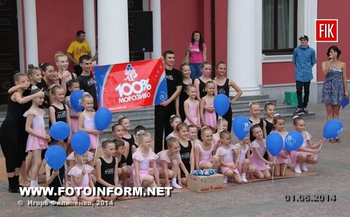 Кировоград: тысячи детей пришли на «детский балаган» (фоторепортаж)